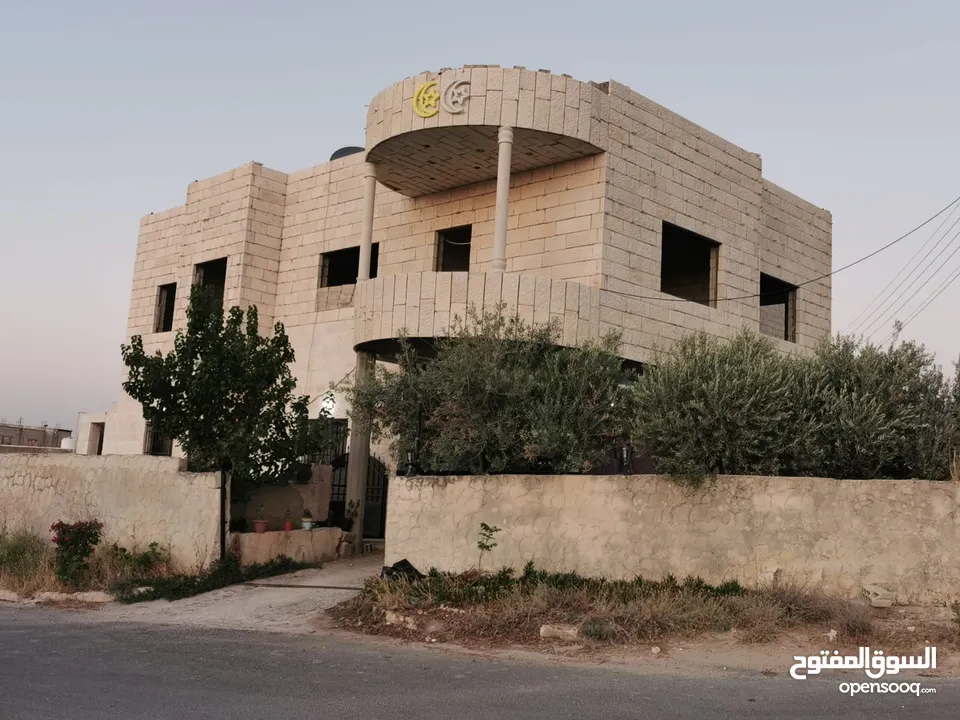 بيت مستقل موقع مميز ومنطقة هادئة   للبيع بسعر مناسب