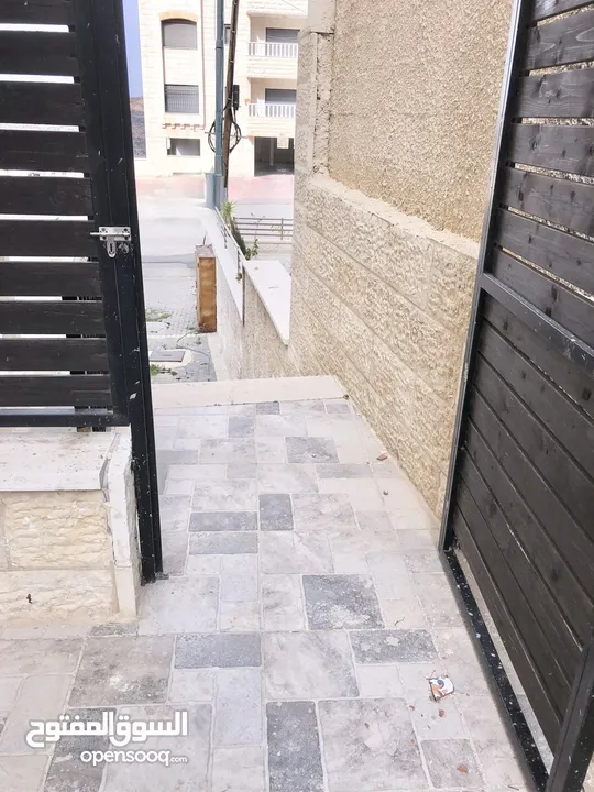 شقة للبيع مع حديقة ومدخل خاص
