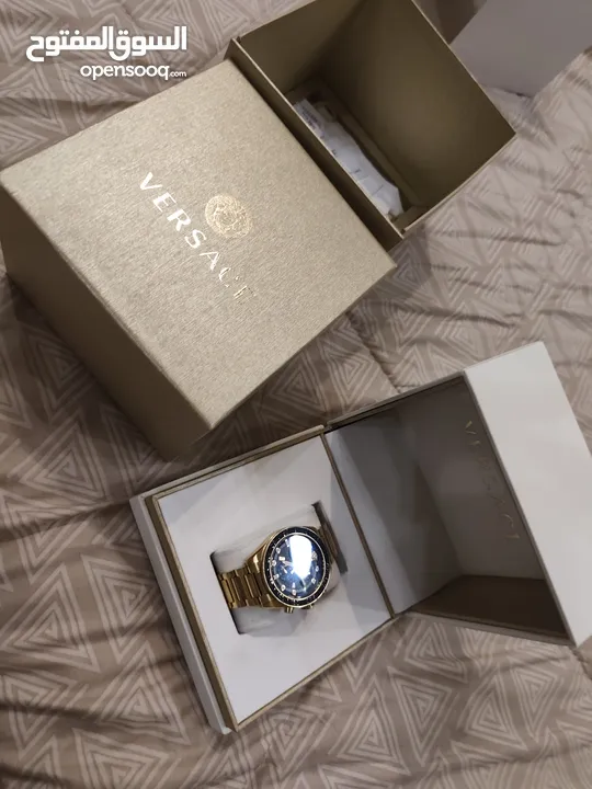 ساعة VERSACE للبيع