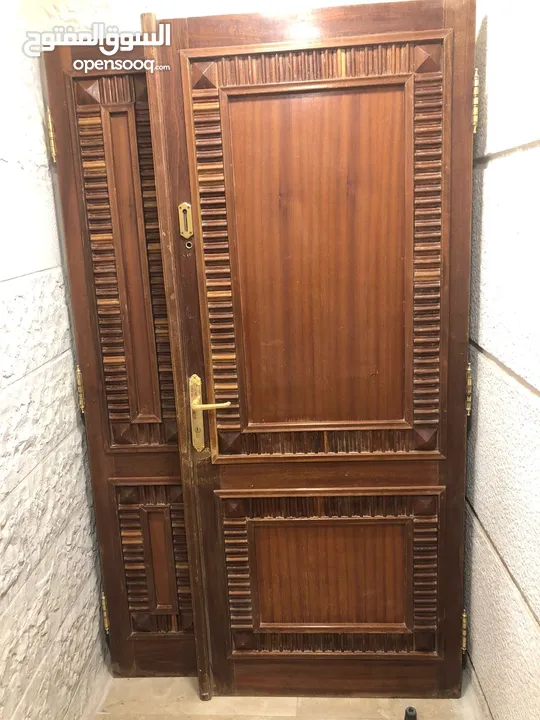 باب فيلا خشبي مع قاطع جانبي