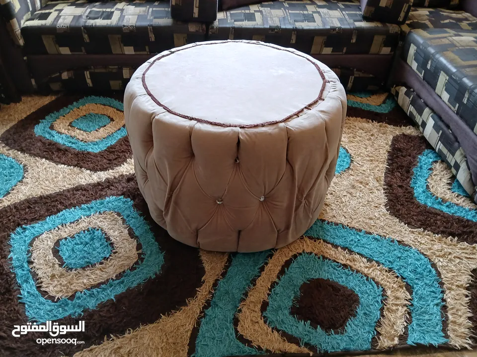 طاولة دائرية لون بيج، بحالة ممتازة  قطر: 77 سم المحيط: 2.60 سم.