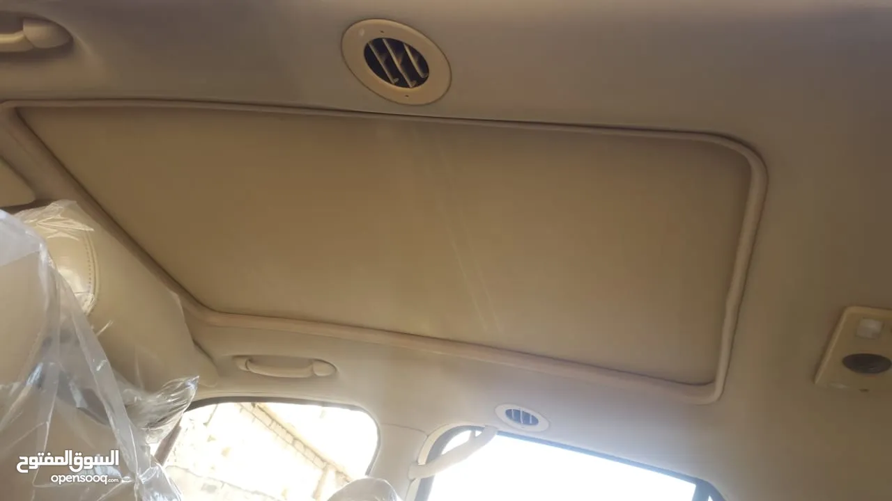 سيارة كاديلاك نوع SRX موديل 2006 بحالة جيدة جداً تتميز بداخلية نظيفة جداً