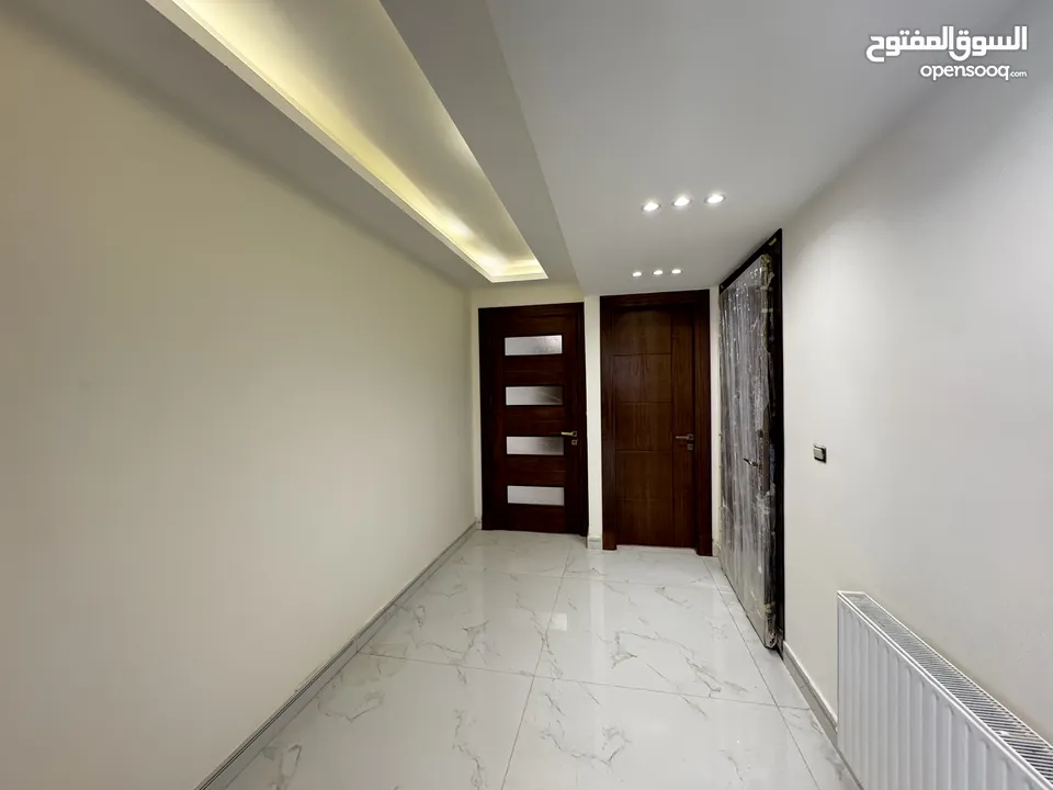 شقه شبه ارضي مميزة مساحة 240م مع تراس 200م بسعر مميز (مشروع 112)