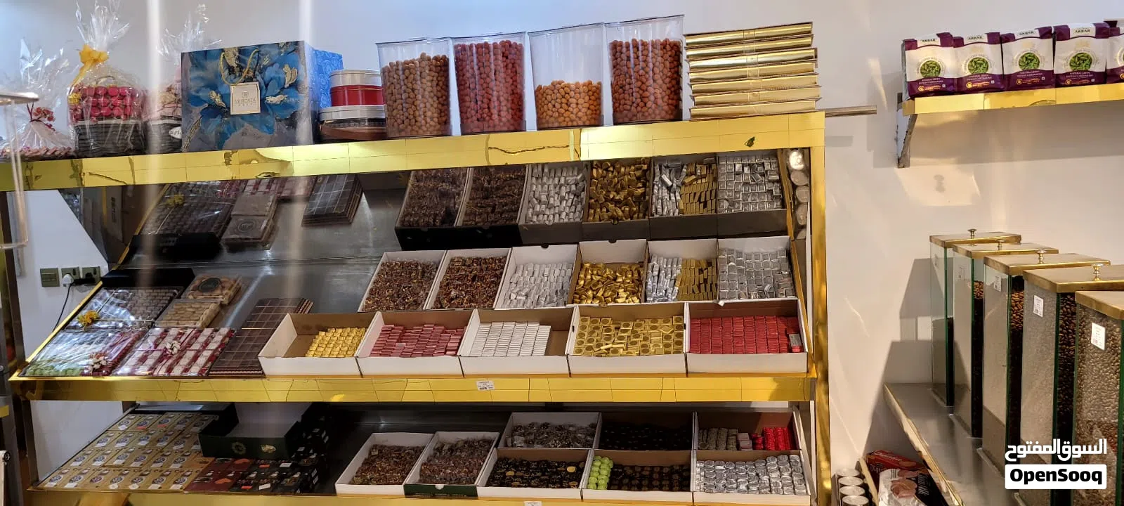 معرض مكسرات جاهز بالكامل”