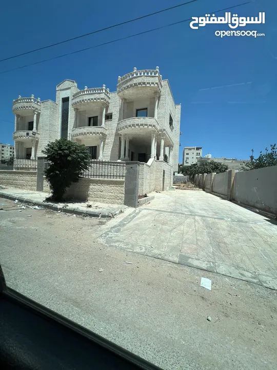فيلا بمساحة 1000 متر مربع اربد / ايدون تم عرضها للبيع بالمزاد العلني