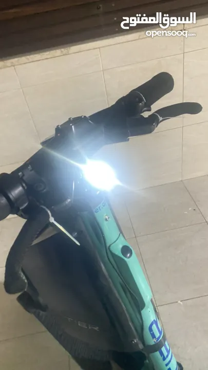 سكوتر من نوع تاير مع طاقيه الصليه  و كلشي  48 فولت 15 أمبير