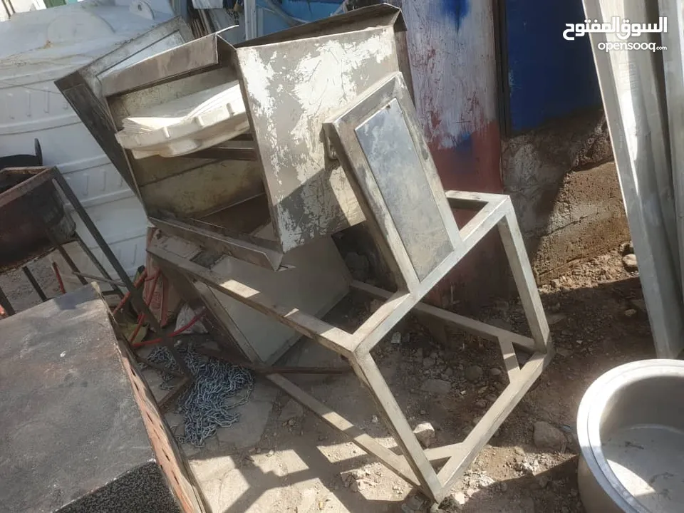 معدات مطعم متنوعه مستخدم نظيف للبيع اغلب المعدات جديده ولم يتم استخدامها وبحاله ممتازه والسعر مغري