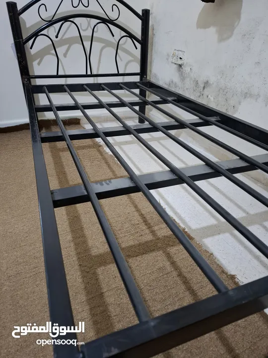 تخت حديد مفرد مستعمل بحالة الجديد لون اسود متر بمترين  الموقع صويلح المعلومات الجنائية