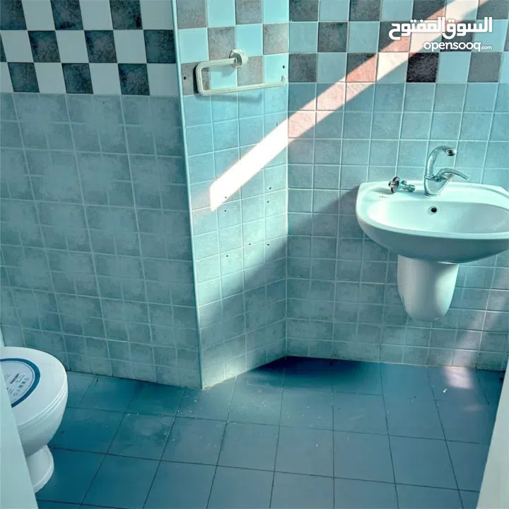 مكتب للايجار الارسال مقابل KFC. على الواجهة الامامية. مطل على شارع الارسال.