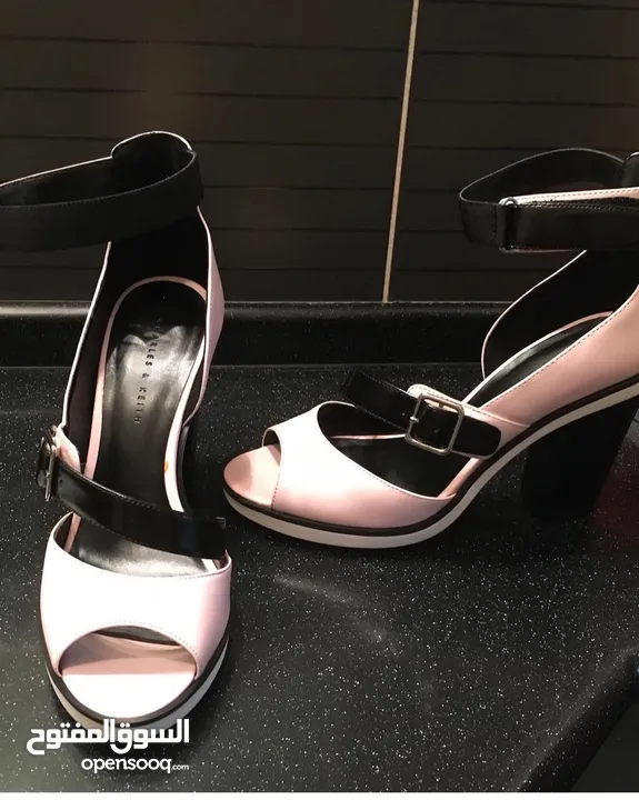 صندل مريح جداً من Charles & Keith مميز جداً لقطة