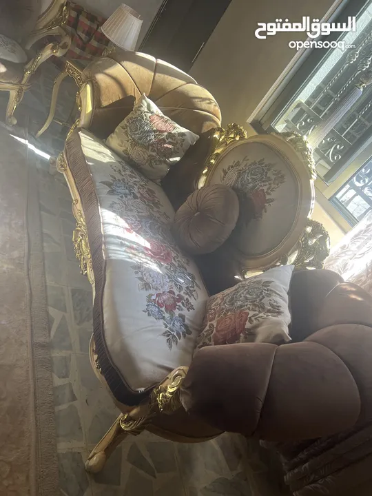 طقم كنب غرفة ضيوف مع طاولة سفرة مصري