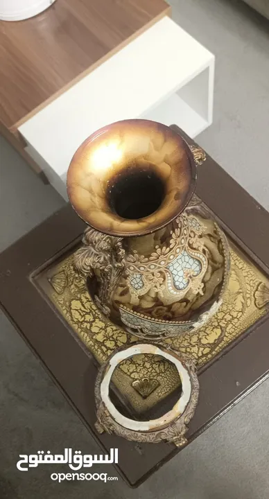 طقم كنب ومتفرقات للبيع  طقم كنب  طاولة 2 وممر ومعاه قطعتين  طقم كنب 7 مقاعد مع كفره بحالة جيدة