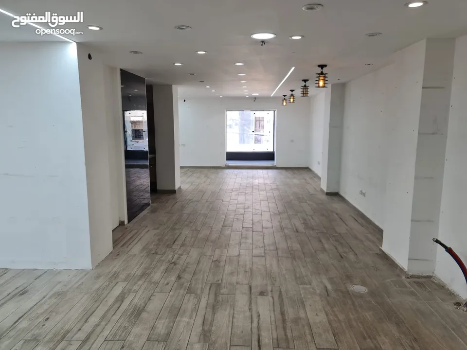 محل تجاري للايجار بالقرب من وسط البلد في مدينة الخليل مع واجهة بارزة على الشارع الرئيسي