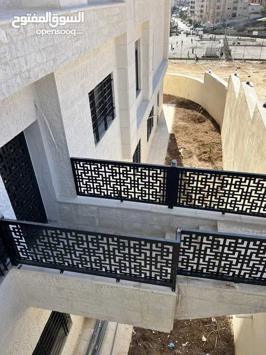 ارضية مع مدخل خاص بتلاع العلي قرب كلية المجتمع العربي