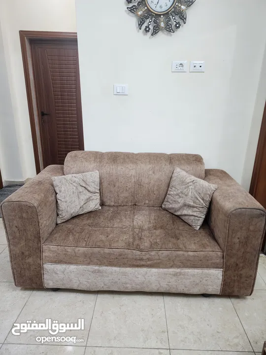 طقم كورنر  لون بني  مع طاوله وسط مع طاوله شاشه و خزانه كنادر  العفش  مستعمله بحاله جيده