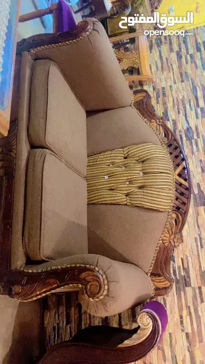 للبيع طقم كنب وطاوله سفره خشب لاتيه