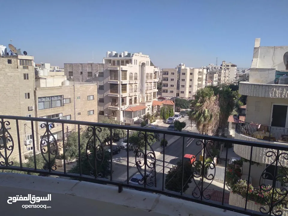 شقة مفروشة للإيجار في إربد – موقع مميز قرب مجمع عمان الجديد مناسبة للطلاب أو الطالبات