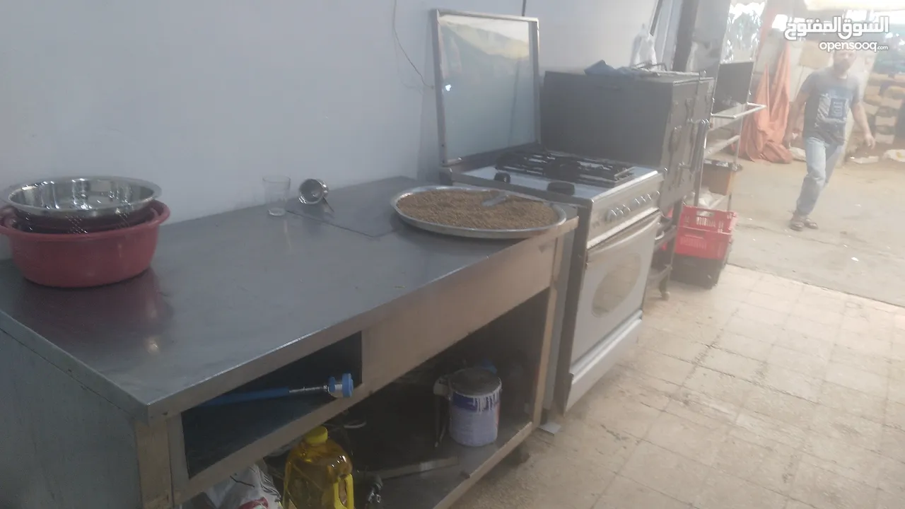 عدة مطعم مستعمل بحاله جيده للبيع بداعي السفر يوجد متفرقات كثيره جاطات ستيل طناجر صواني ميزان