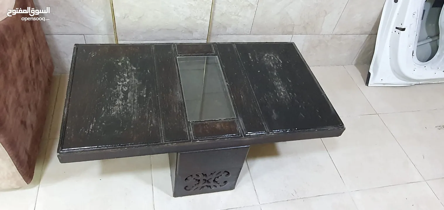 طقم كنب مكون من سبع مقاعد مع طاوله وسط بحاله جيدة