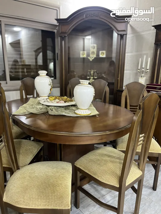 طقم كنب مع سفرة للبيع