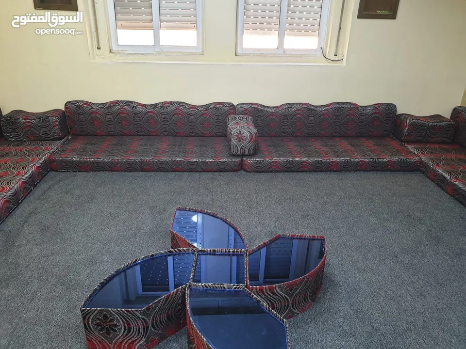 جلسة عربية 6 مفارش + 6 ضهريات + 6 مساند + طاولة 5 قطع + موكيت 6X4