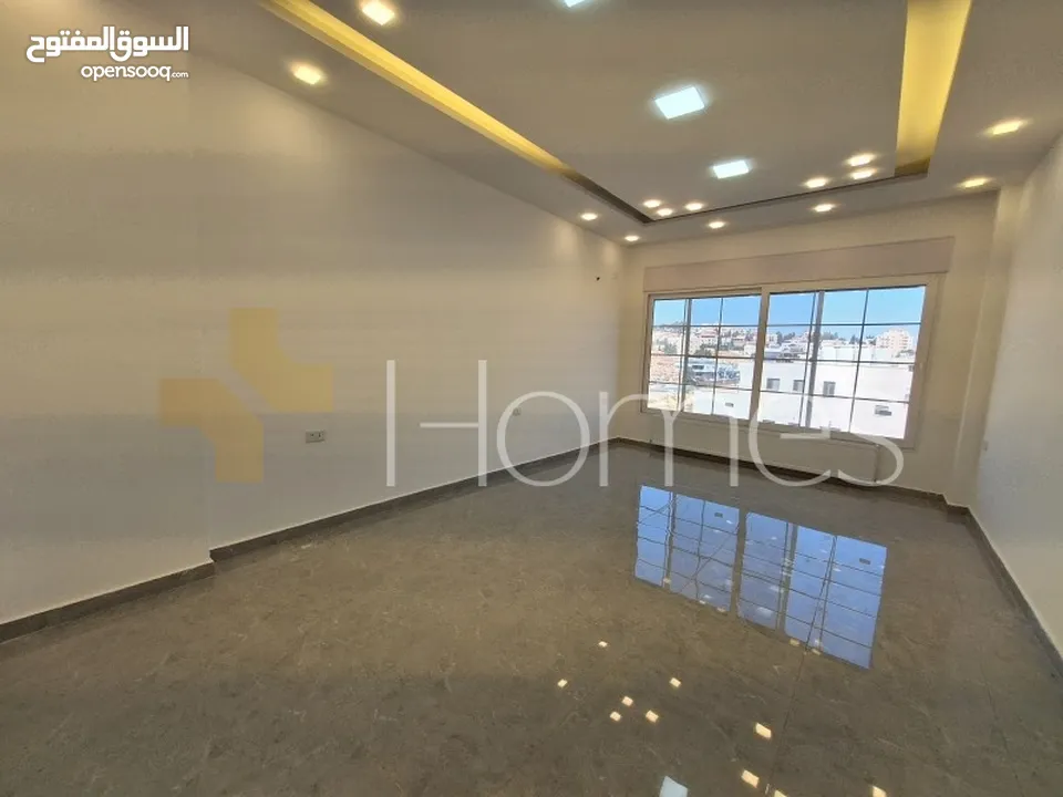 شقة مع حديقة للبيع في الحمر بمساحة بناء 160م