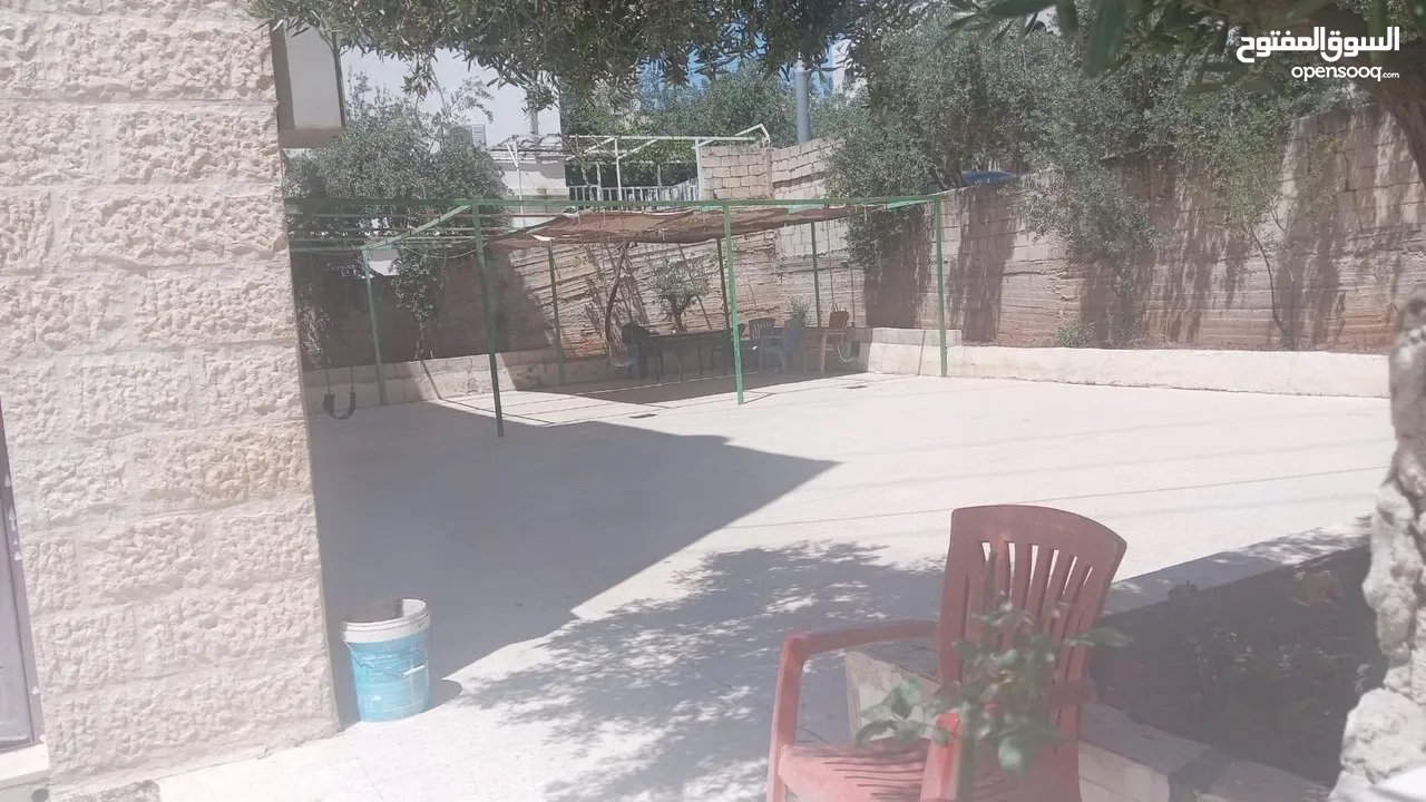 منزل للبيع مكون من 3 طوابق ومساحات خارجيه واسعه على شارعين