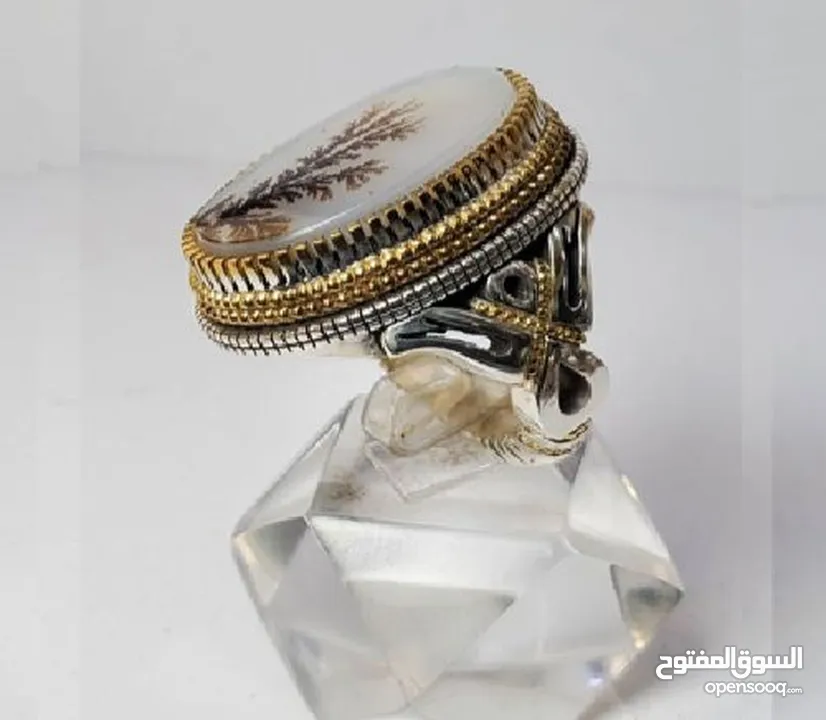 خاتم فاخرمصنوع يدويامن الفضة الخالصة(925) مزود بحجرالعقيق شجري طبيعي يتميز بنقوش فريدةعلي شكل شجرة ا