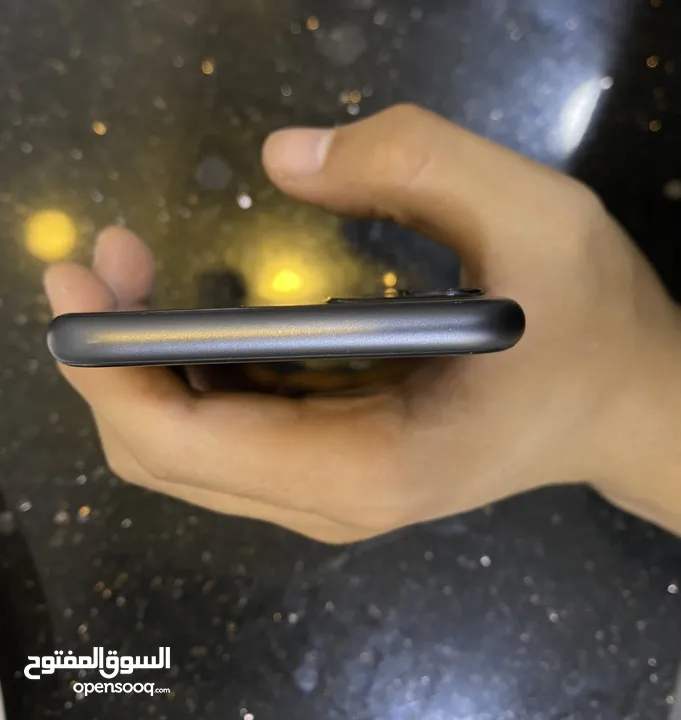 ايفون 11 للبيع بحالة ممتازه وكاله ولا شخط