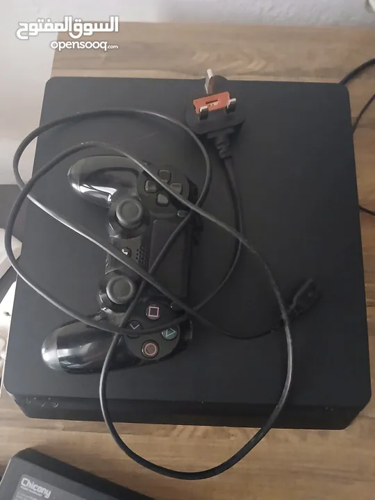 بلاستيشن 4 مستعمل مع يد اصليه و 3 cd's