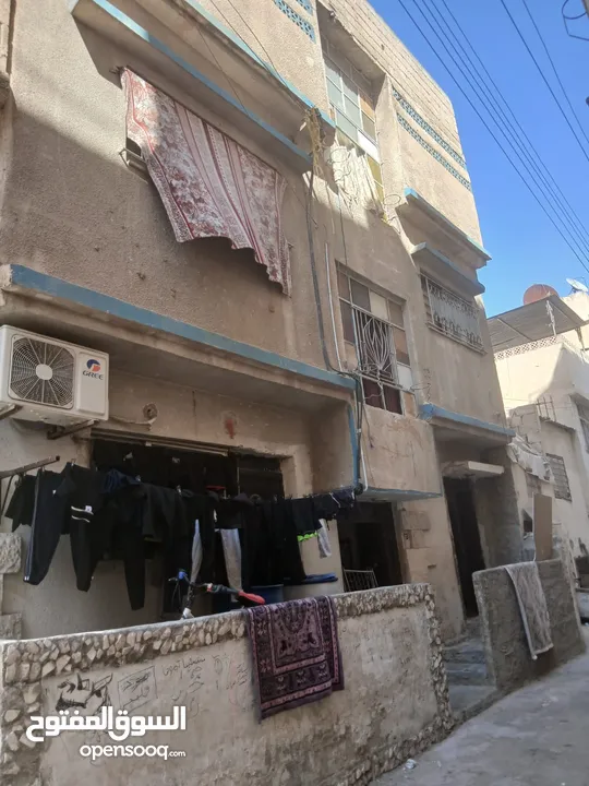 بيت كبير مكون من عده شقق للبيع