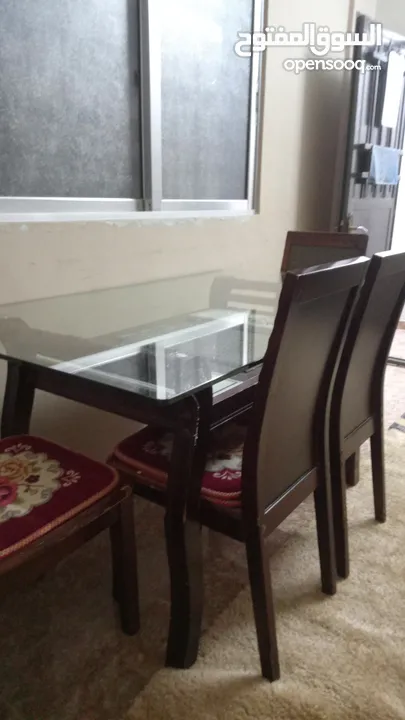 طاولة سفرة مع 4كراسي  للبيع أو للتبديل على فضّية