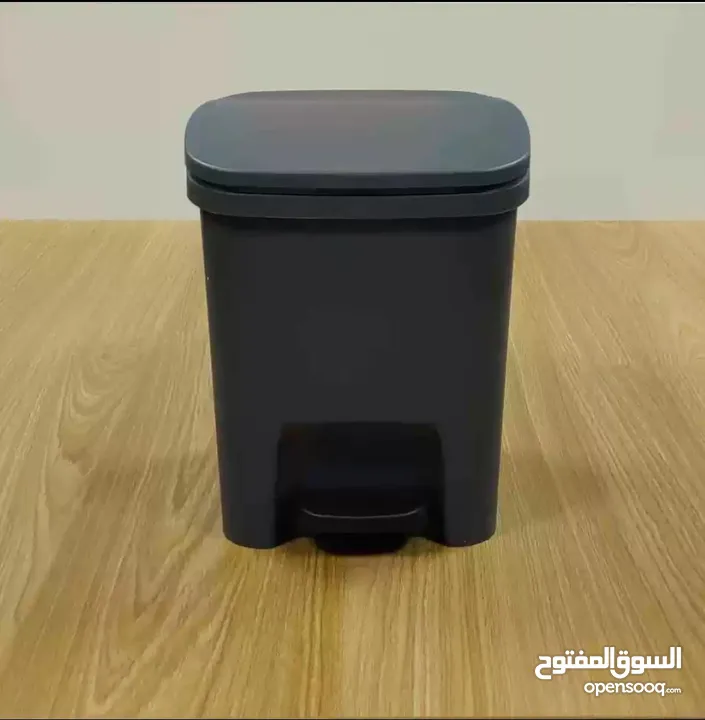 سلة نفايات عملية بغطاء محكم وفتاحة بالقدم مزودة بدعاسة رجل لفتح الغطاء بسهولة بدون لمس