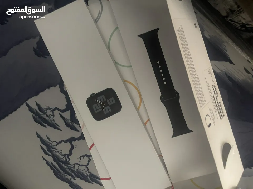 ساعة ابل SE 40mm بس ما معها شاحن بس وكالة من الشركة و مش مفتوحة و عليها لزقة شاشة