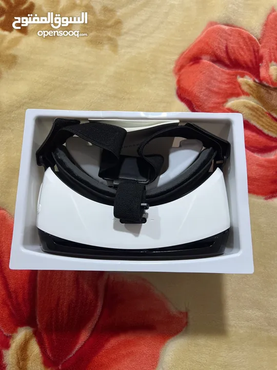 نظارة vr من Samsung oculus تعمل على هواتف سامسونج تحتوي العلبة على النظارة وكتيب التعليمات والحزام