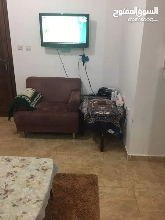 شقة رائعة مفروشة للايجار السنوي بالعقبة اطلالة بحرية، ،بالتاسعة أهالي مكونة من غرفة نوم وصالة كبيرة