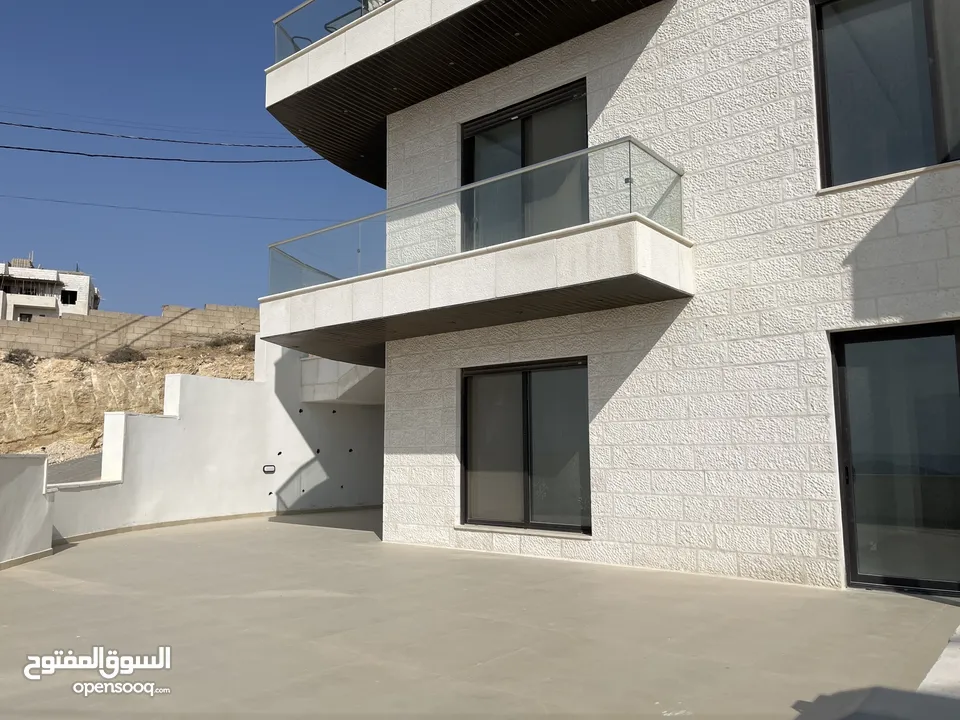 شقة ارضية ذات اطلالة رائعة بمساحة اجمالية 300 متر مربع