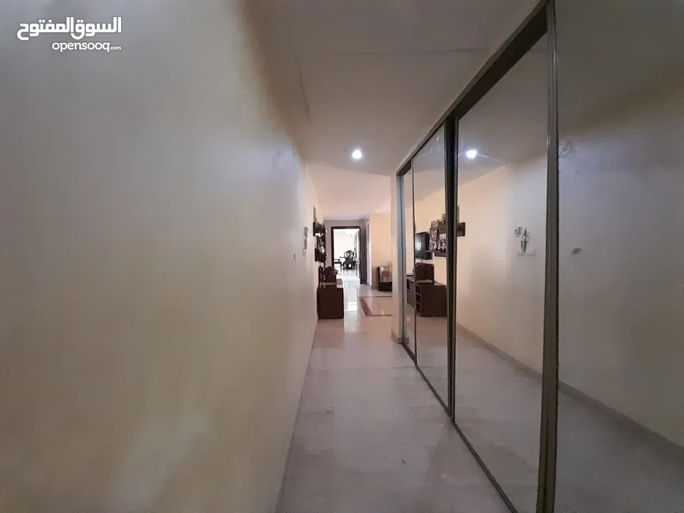 شقة طابقيه ( معلقه مستوى الشارع ) فارغة في دير غبار للبيع  ref : 14182