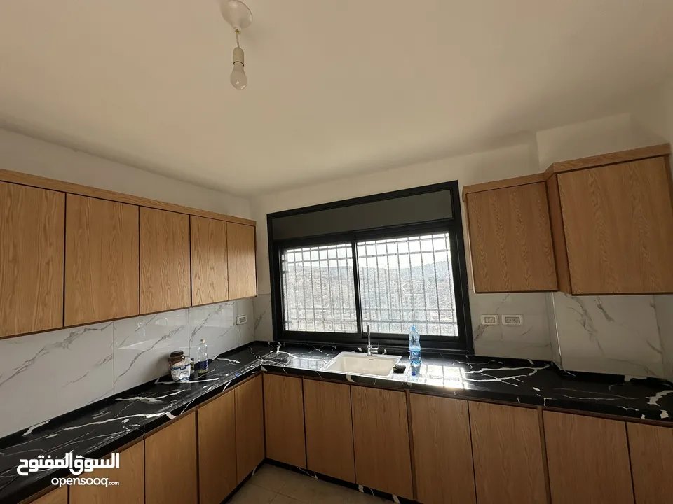 شقة جديده غير مفروشه للايجار في بيتونيا طابق ثاني يوجد مصعد ويوجد باركنج اطلاله مرتبه  يوجدعموله850