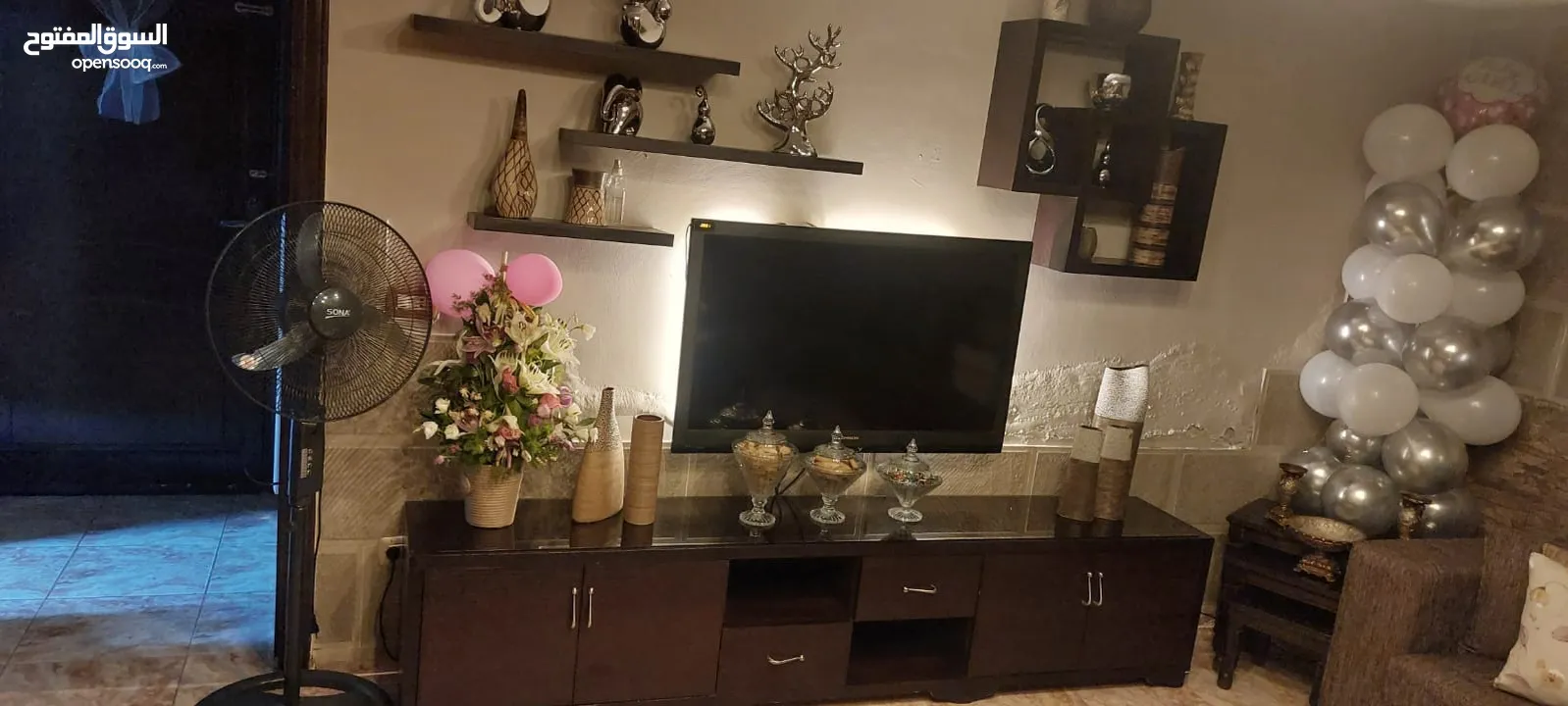 خزانة شاشة مع رفوف خشب لاتيه بحالة ممتازة  قياس 240  للإستفسار 079895009