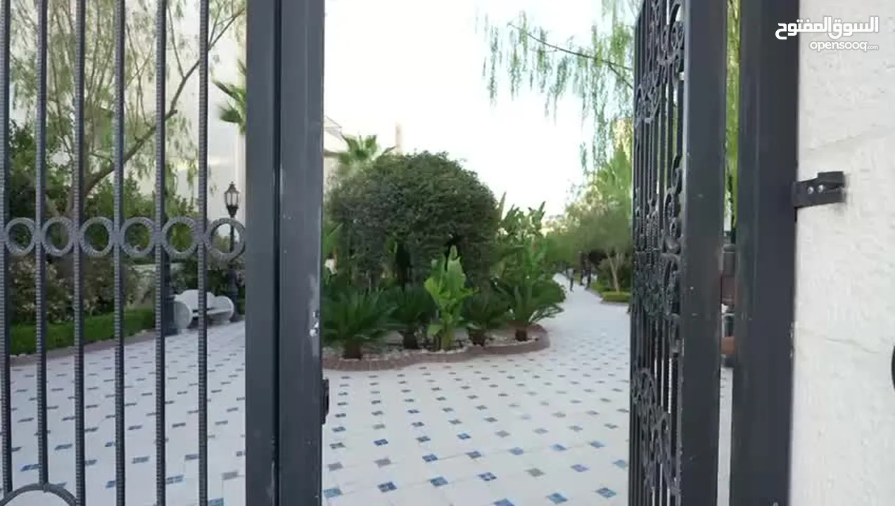 للباحثين عن الرفاهية شقة أرضية مفروشة فاخرة للإيجار مع تراسات أرضية.وخلفي في كومباوند الأمعري قرطبة