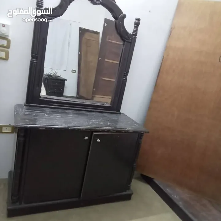 غرفه نوم لاتيه 18 بحاله جيده جدا سرير مع خزانة ودرجين وتسريحة مستعملة للبيع