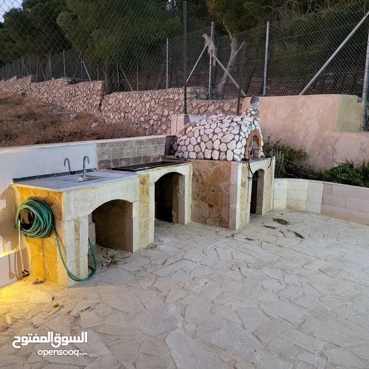 فرصة استثمارية للباحثين عن الهدوء والتميز ، شاليه مميز ضمن كومباوند وفي منطقة مطلة على سد الملك طلال