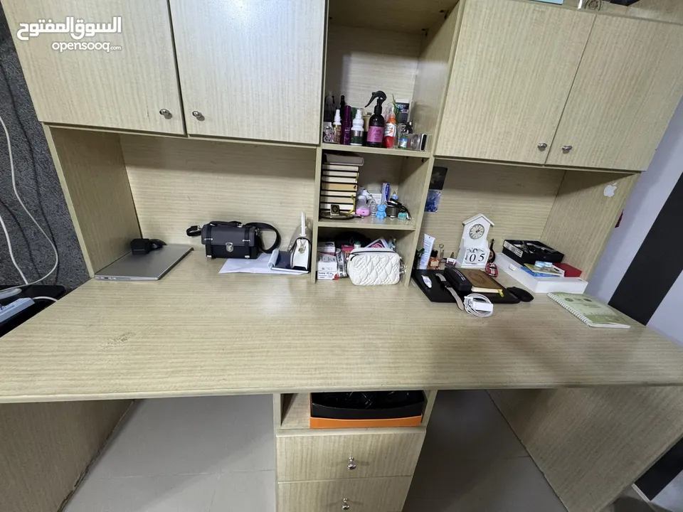 مكتب أثاث مكتبي خشبي مع جوارير وخزاين للمنزل لغرفه نوم او غرفة عمل حجم كبير واجهه كامله للبيع