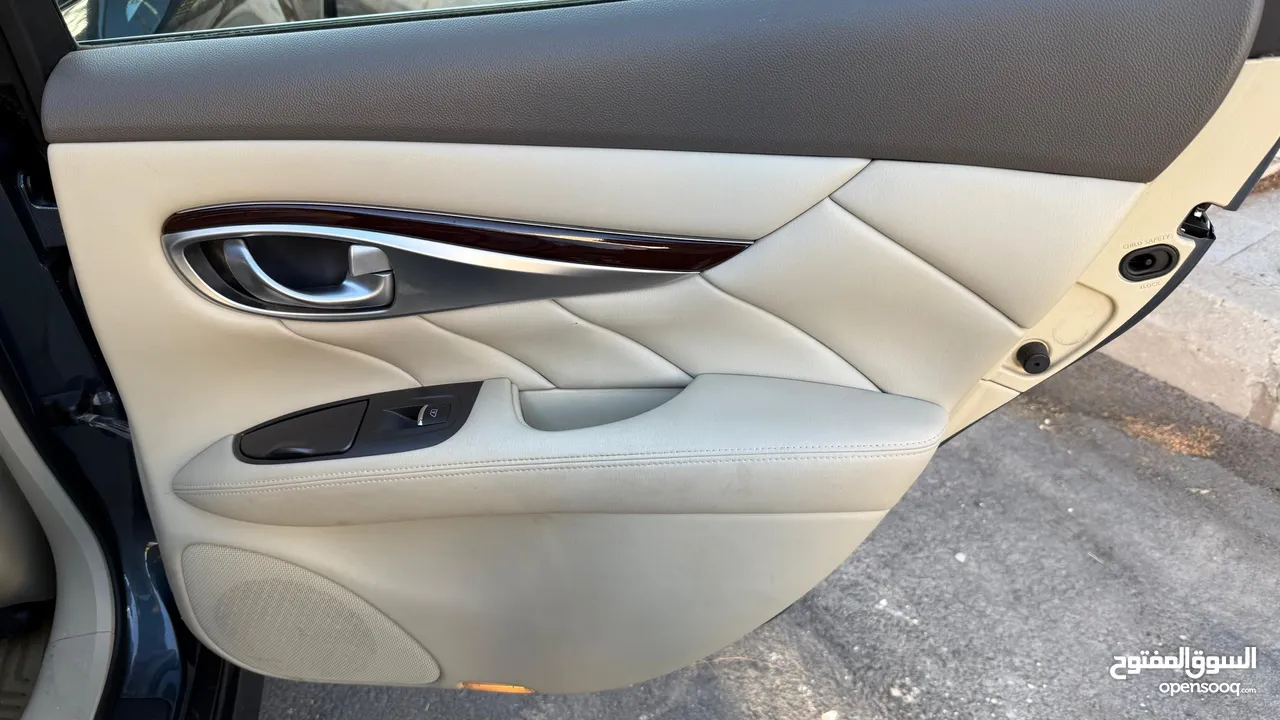 سيارة إنفينيتي Q70 2014 للبيع