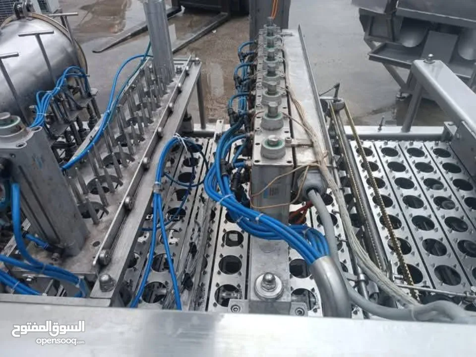 ماكينات تعبئة وتغليف كاسات المياه والعصائر والجلو والالبان المتطورة بنظام الذكاء الاصطناعي والروبوت