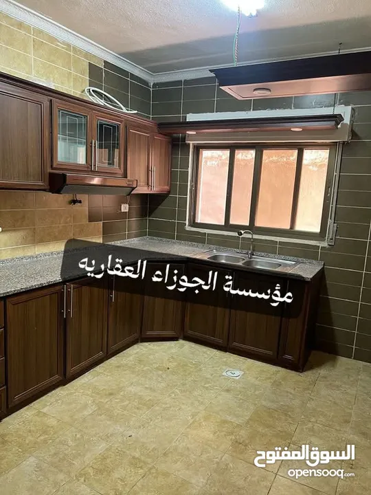 شقة فارغة للايجار في منطقة البنيات طابق شبه ارضي مع بلكونتين