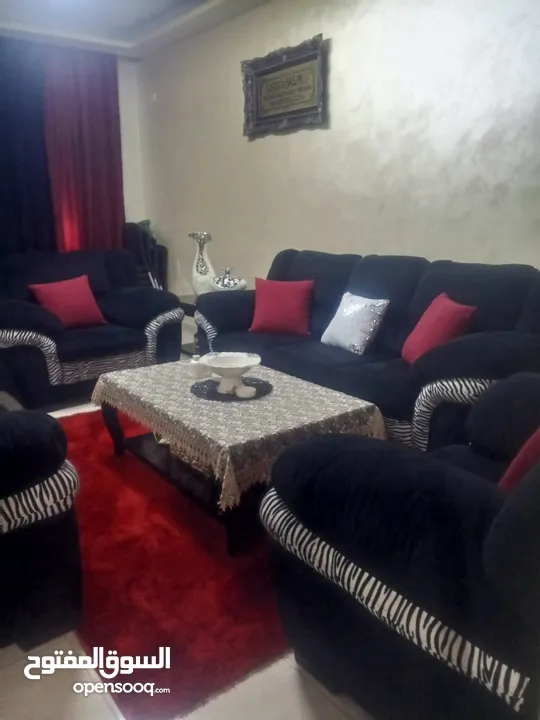 طقم كنب نضيف خالي من العيوب والمزع والحرق والكسر مع البرادي  للبيع