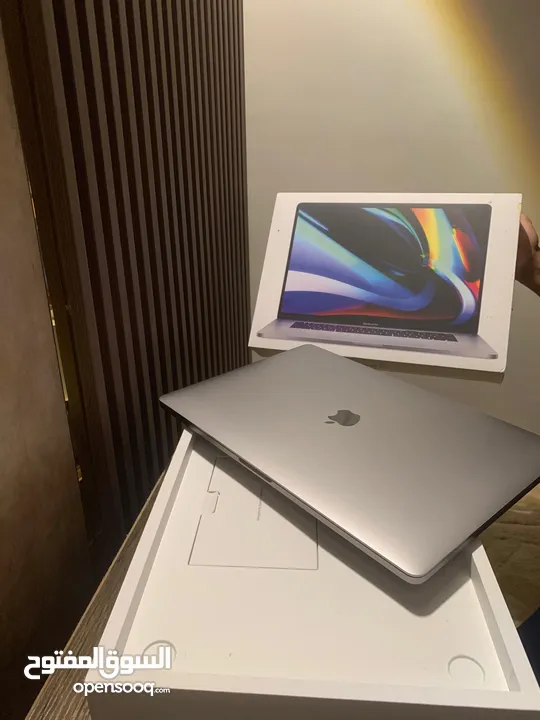 شاشة كبيرة جدا Macbook pro 16 inch  (شبه جديد مع كرتونة) شاحن جديد من ابل ومكفول بسعر مغري جدا