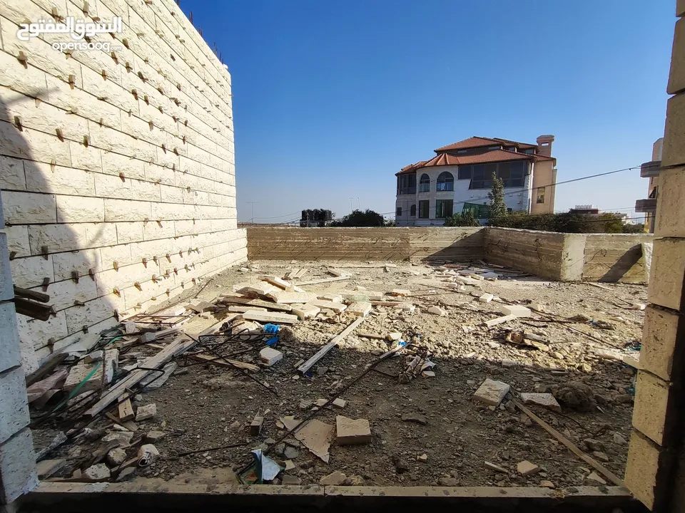 قطعه أرض عليها فيلا عظم للبيع في سطح مرحبا